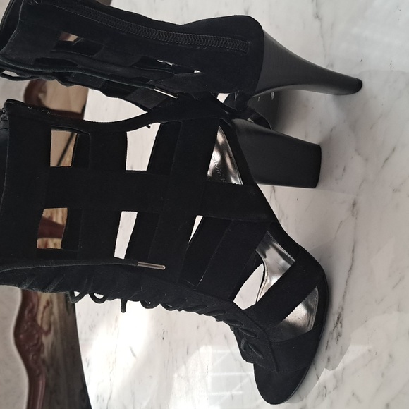 Shoe - Picture 4 of 4